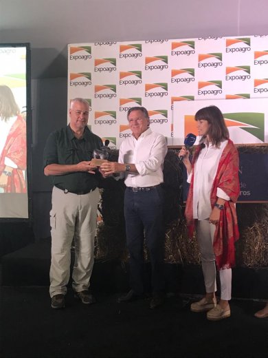 EL ROSGAN ENTREGÓ UN RECONOCIMIENTO AL IPCVA EN EXPOAGRO